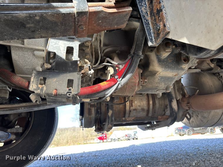 image for item FB3264 2019 Peterbilt 579 semi truck