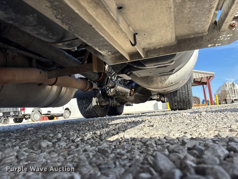 image for item FB3264 2019 Peterbilt 579 semi truck