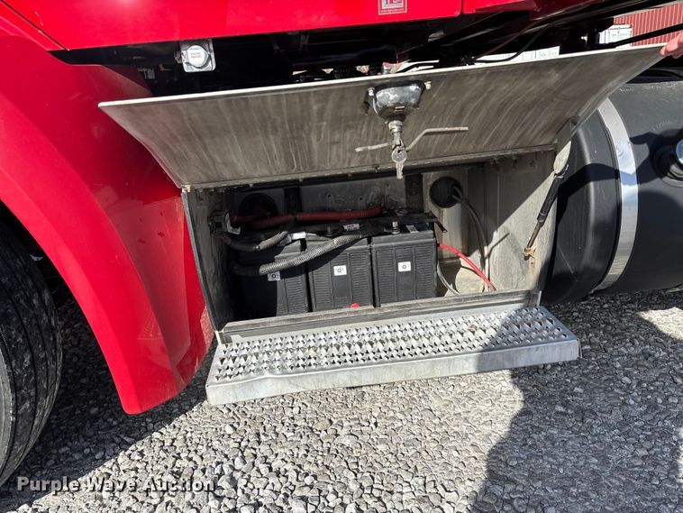 image for item FB3264 2019 Peterbilt 579 semi truck