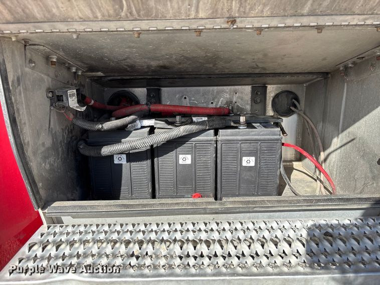 image for item FB3264 2019 Peterbilt 579 semi truck