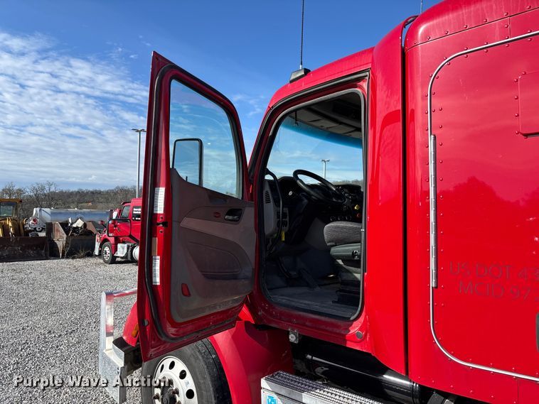 image for item FB3264 2019 Peterbilt 579 semi truck