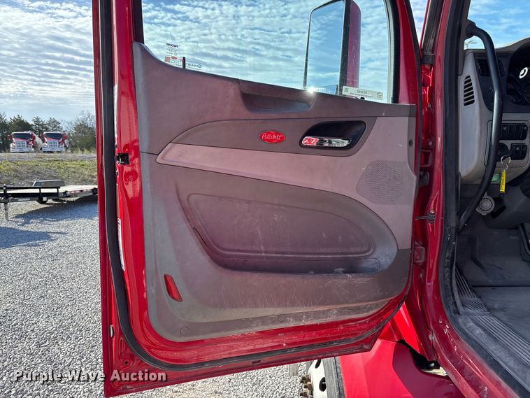 image for item FB3264 2019 Peterbilt 579 semi truck