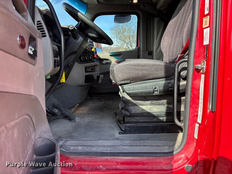 image for item FB3264 2019 Peterbilt 579 semi truck