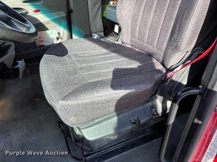 image for item FB3264 2019 Peterbilt 579 semi truck