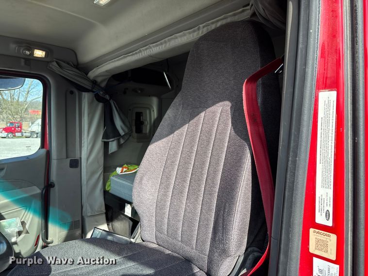 image for item FB3264 2019 Peterbilt 579 semi truck