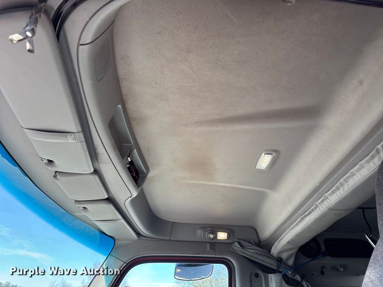 image for item FB3264 2019 Peterbilt 579 semi truck