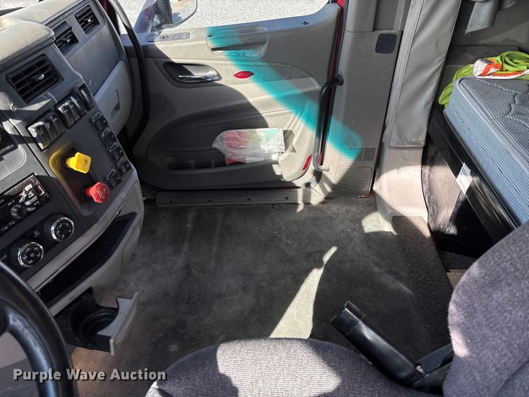 image for item FB3264 2019 Peterbilt 579 semi truck