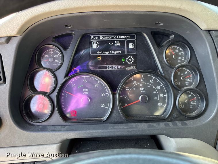 image for item FB3264 2019 Peterbilt 579 semi truck