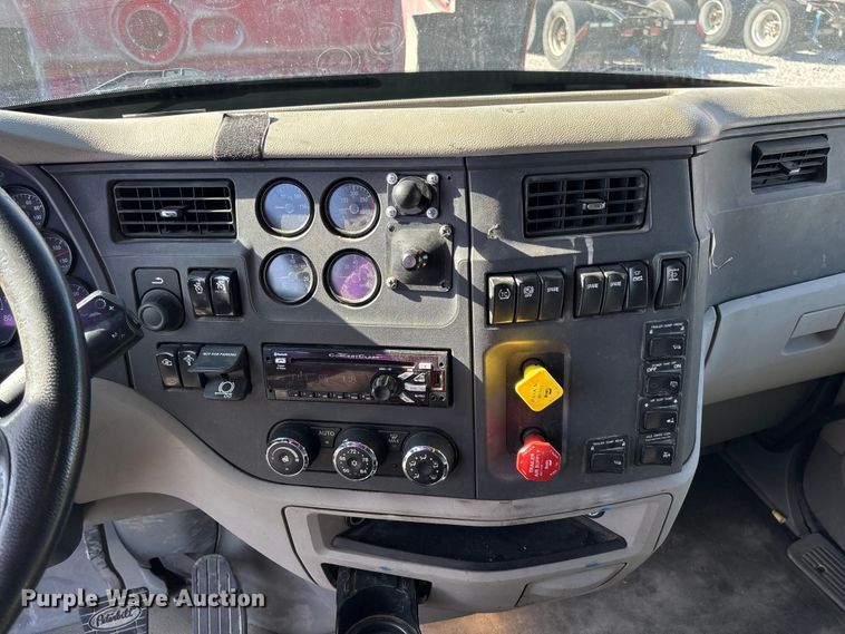 image for item FB3264 2019 Peterbilt 579 semi truck