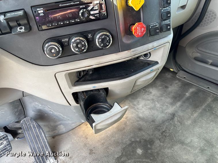 image for item FB3264 2019 Peterbilt 579 semi truck