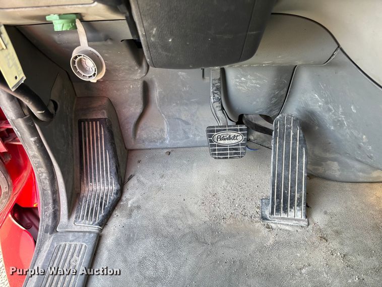 image for item FB3264 2019 Peterbilt 579 semi truck