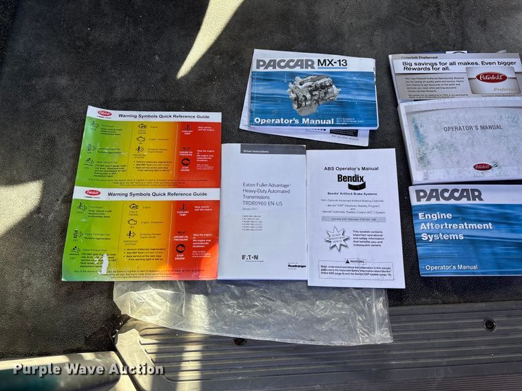 image for item FB3264 2019 Peterbilt 579 semi truck