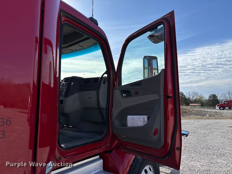 image for item FB3264 2019 Peterbilt 579 semi truck