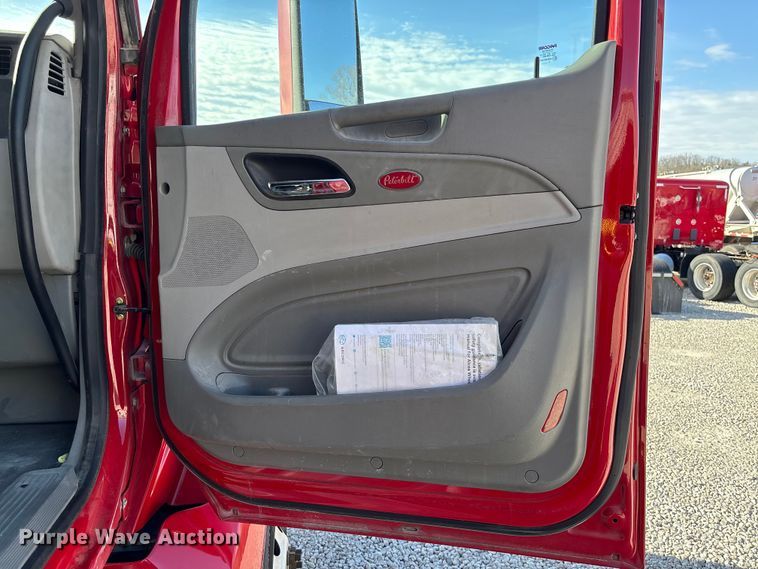 image for item FB3264 2019 Peterbilt 579 semi truck