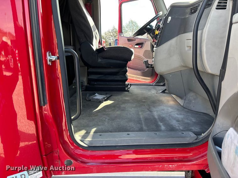 image for item FB3264 2019 Peterbilt 579 semi truck