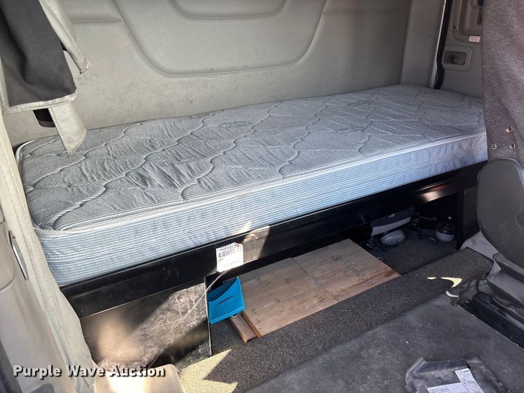 image for item FB3264 2019 Peterbilt 579 semi truck