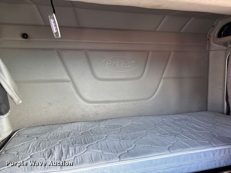 image for item FB3264 2019 Peterbilt 579 semi truck