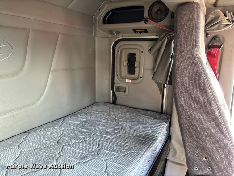 image for item FB3264 2019 Peterbilt 579 semi truck