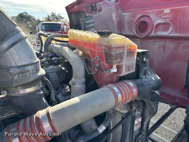 image for item FB3264 2019 Peterbilt 579 semi truck