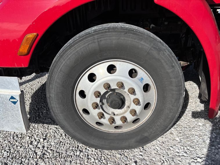 image for item FB3264 2019 Peterbilt 579 semi truck