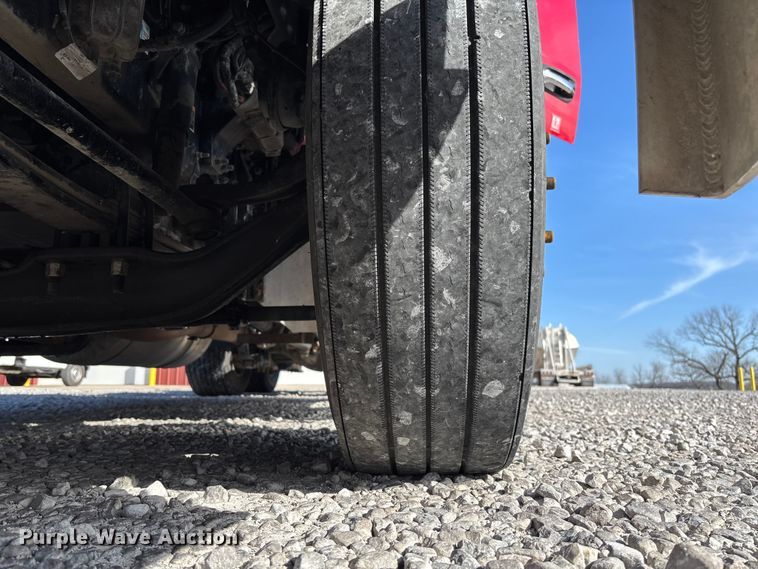 image for item FB3264 2019 Peterbilt 579 semi truck