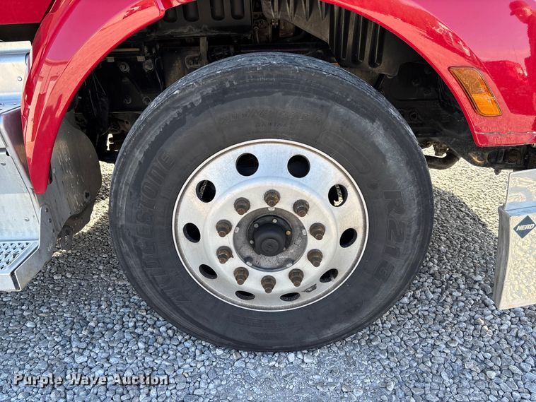 image for item FB3264 2019 Peterbilt 579 semi truck