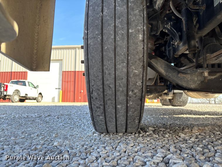 image for item FB3264 2019 Peterbilt 579 semi truck