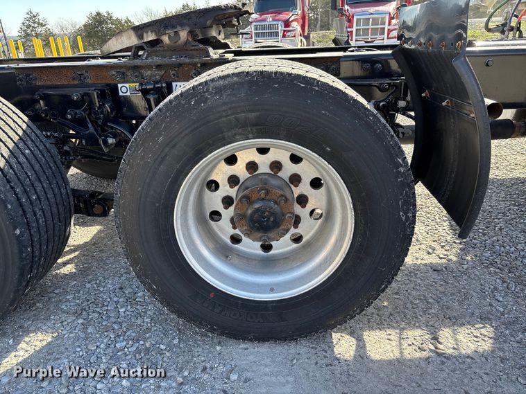 image for item FB3264 2019 Peterbilt 579 semi truck