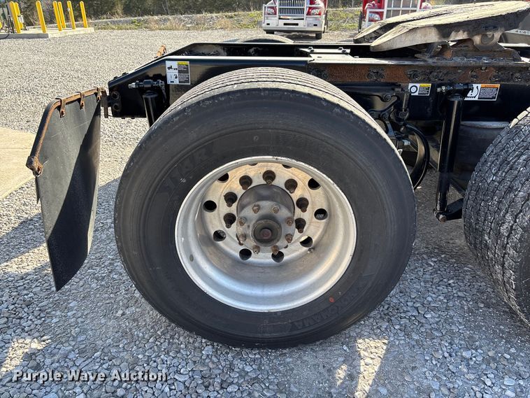 image for item FB3264 2019 Peterbilt 579 semi truck