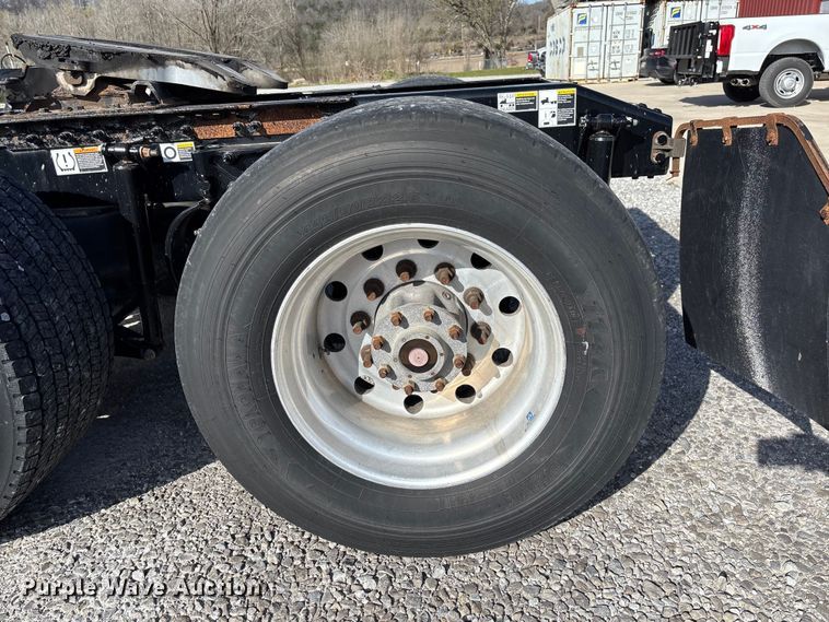 image for item FB3264 2019 Peterbilt 579 semi truck