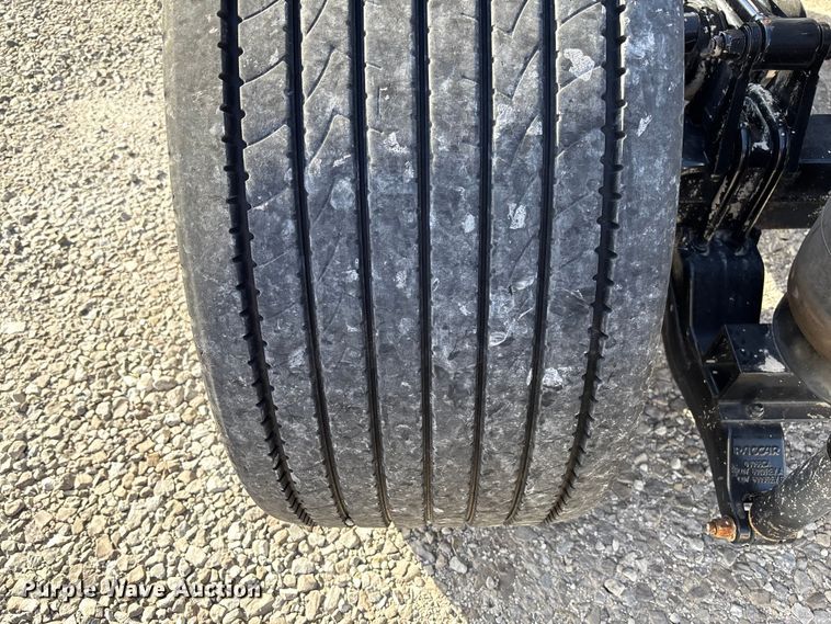 image for item FB3264 2019 Peterbilt 579 semi truck