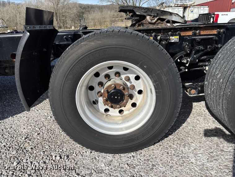image for item FB3264 2019 Peterbilt 579 semi truck