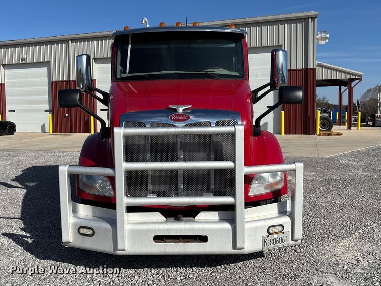 image for item FB3265 2019 Peterbilt 579 semi truck