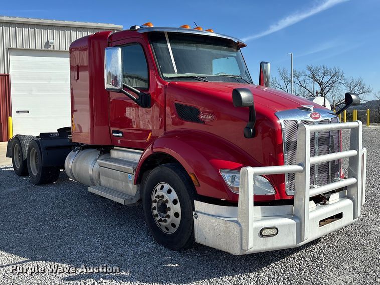 image for item FB3265 2019 Peterbilt 579 semi truck