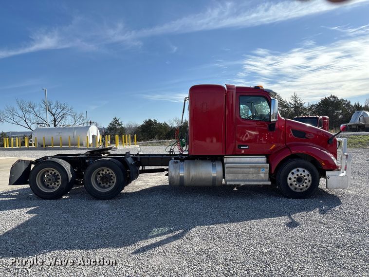 image for item FB3265 2019 Peterbilt 579 semi truck