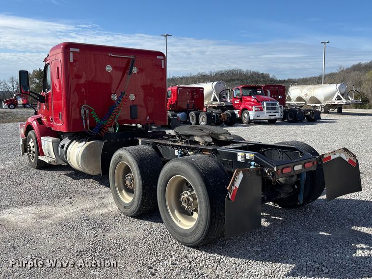 image for item FB3265 2019 Peterbilt 579 semi truck