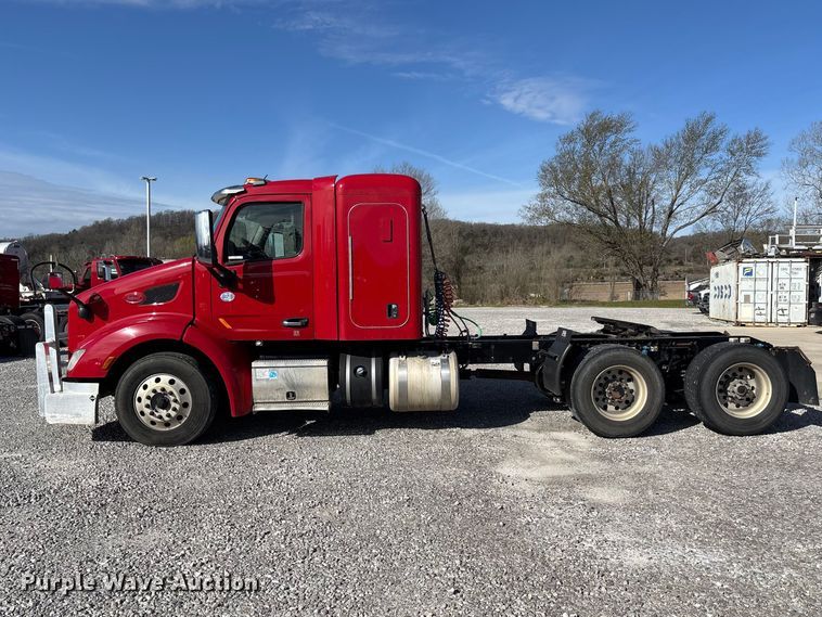 image for item FB3265 2019 Peterbilt 579 semi truck