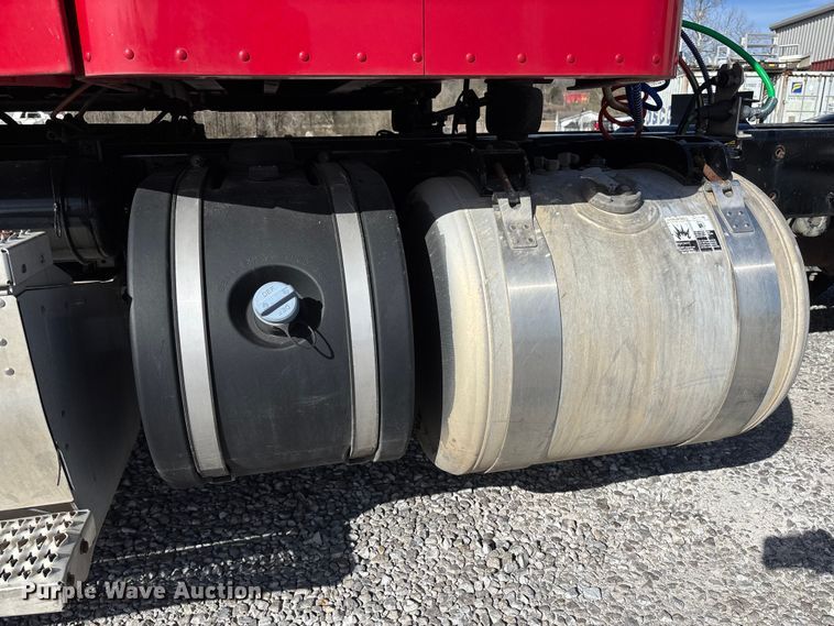 image for item FB3265 2019 Peterbilt 579 semi truck