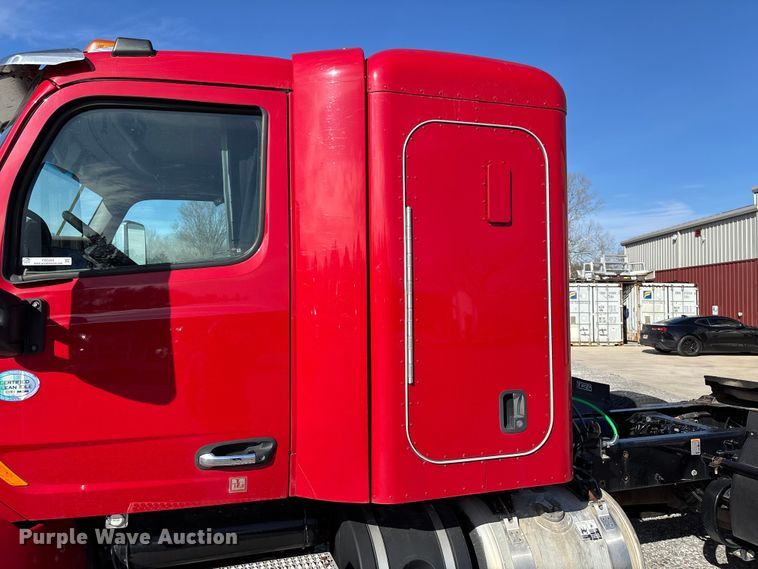 image for item FB3265 2019 Peterbilt 579 semi truck
