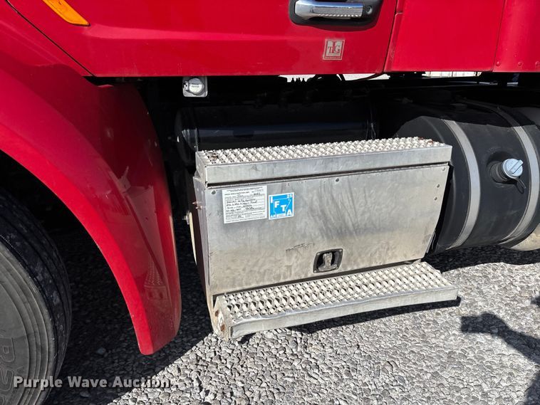 image for item FB3265 2019 Peterbilt 579 semi truck