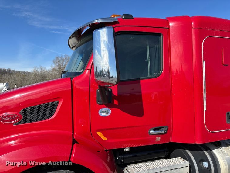 image for item FB3265 2019 Peterbilt 579 semi truck