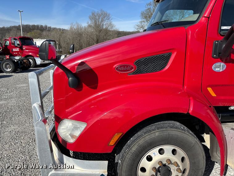image for item FB3265 2019 Peterbilt 579 semi truck