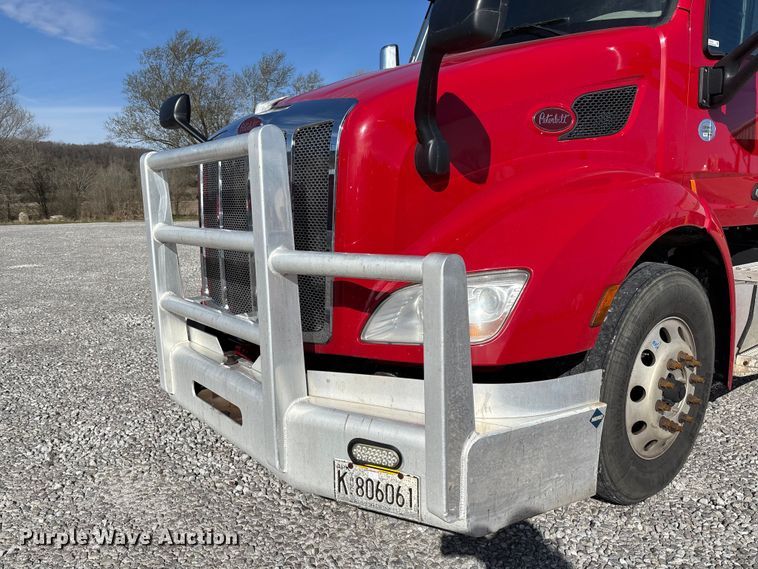 image for item FB3265 2019 Peterbilt 579 semi truck