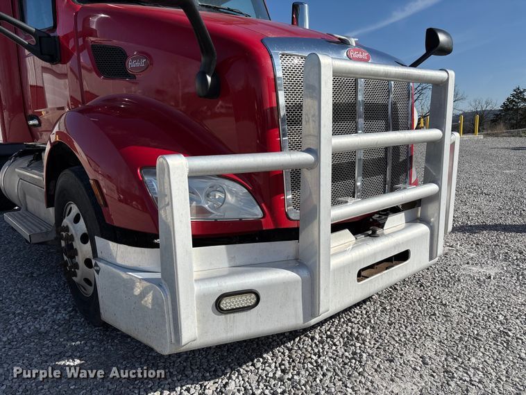 image for item FB3265 2019 Peterbilt 579 semi truck