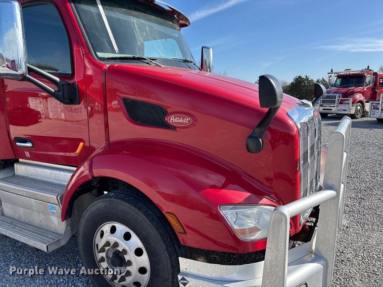 image for item FB3265 2019 Peterbilt 579 semi truck
