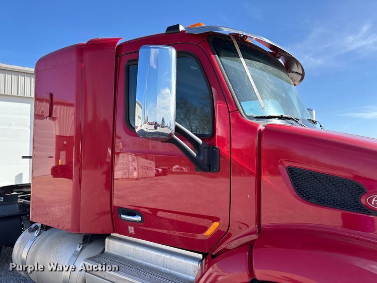 image for item FB3265 2019 Peterbilt 579 semi truck