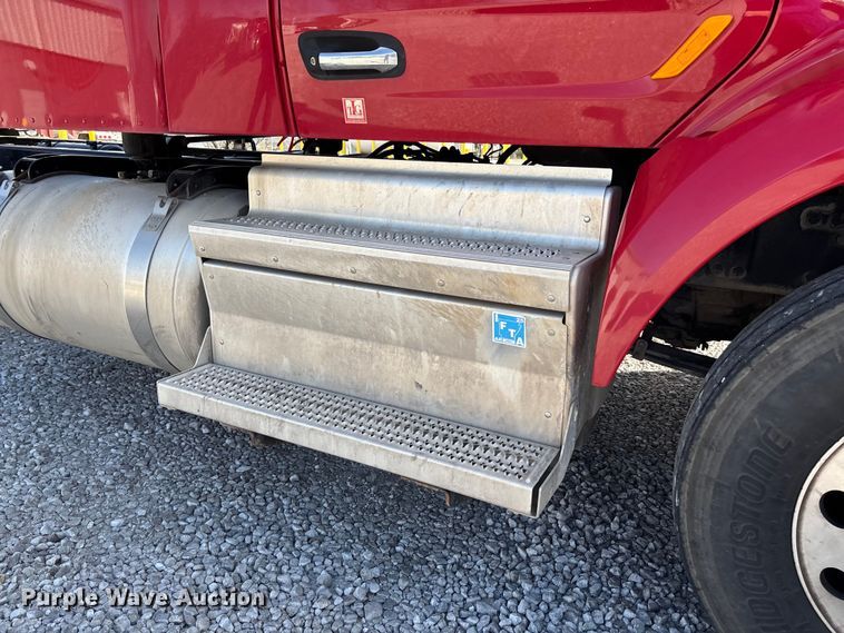 image for item FB3265 2019 Peterbilt 579 semi truck