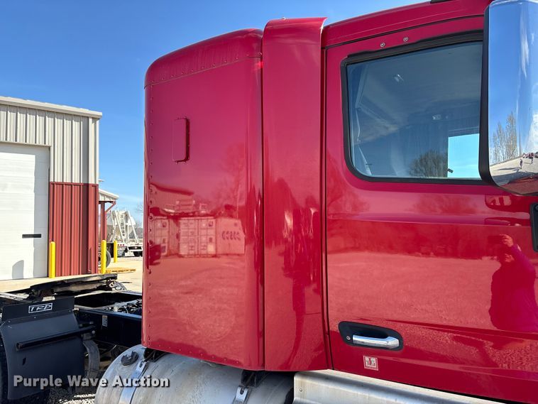 image for item FB3265 2019 Peterbilt 579 semi truck
