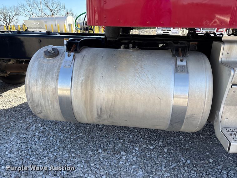 image for item FB3265 2019 Peterbilt 579 semi truck