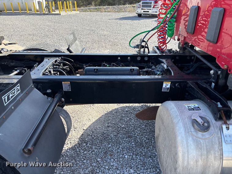 image for item FB3265 2019 Peterbilt 579 semi truck